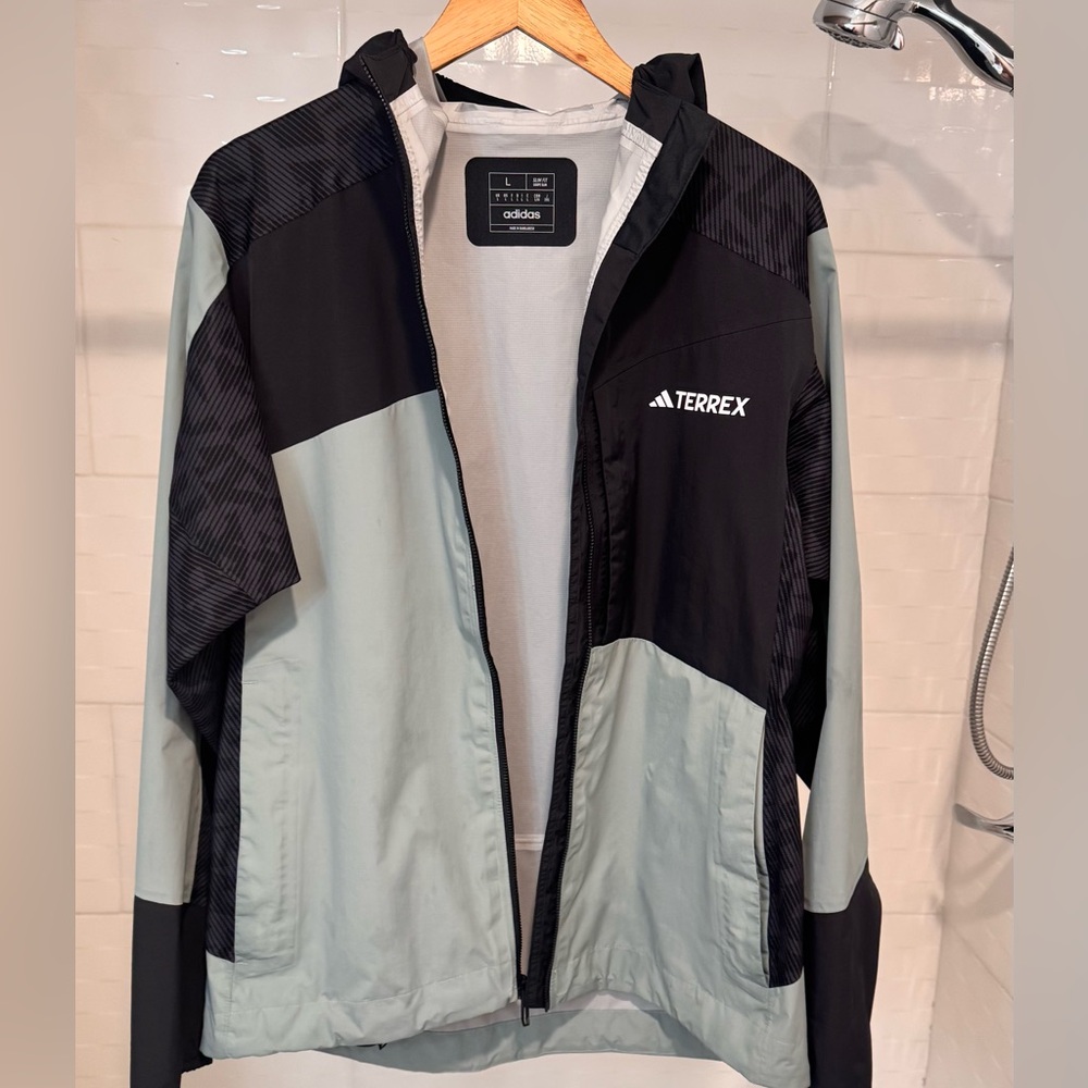 Rain jacket and wind breaker